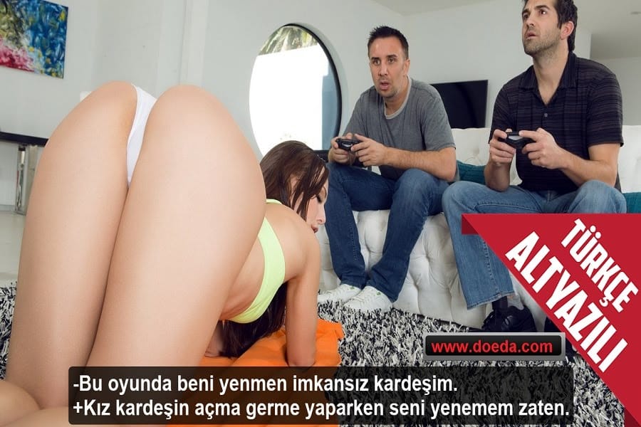 Arkadaşının Kız Kardeşi Önünde Açma Germe Yapınca Banyoda Sikti