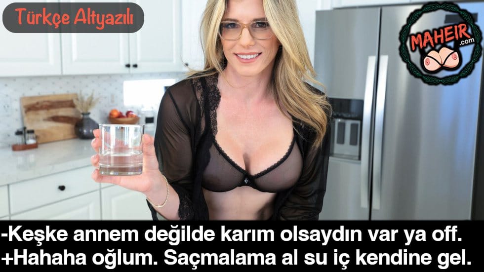 Gecelikleriyle Evde Gezen Annesinin Mallara Bakıp İç Geçirdi